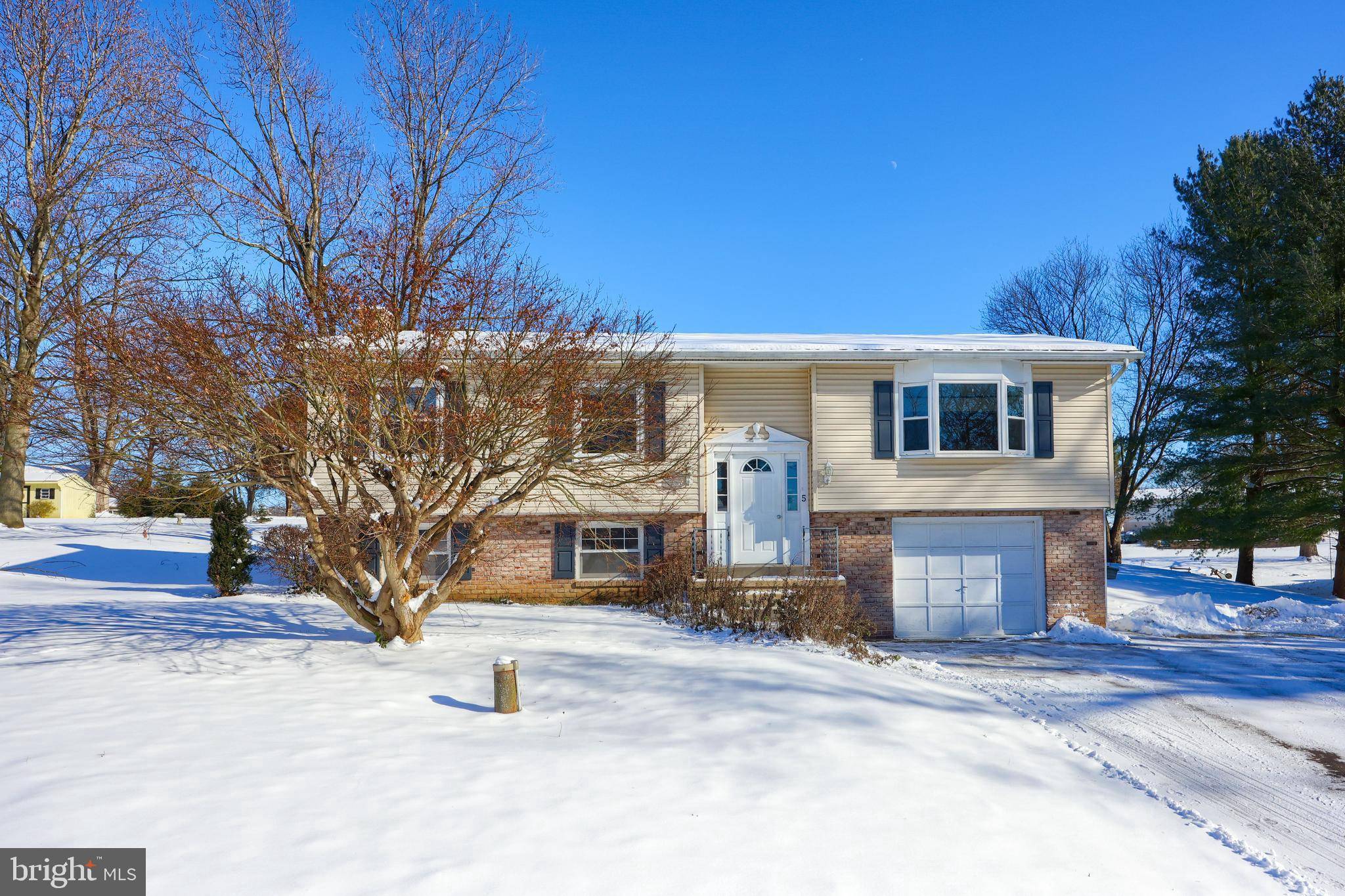 Willow Street, PA 17584,5 OAK LN