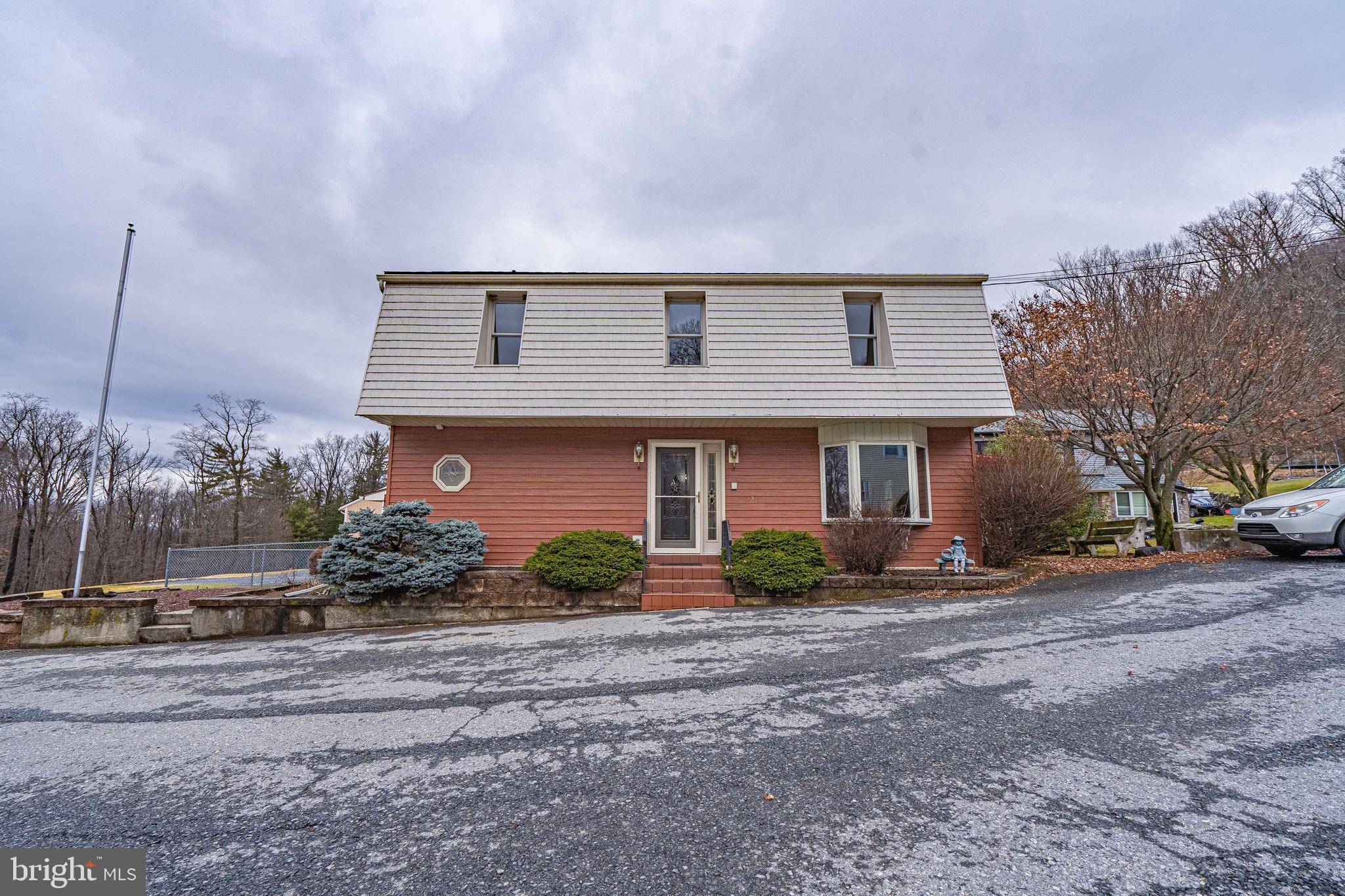 Emmaus, PA 18049,121 WHITE OAK LN