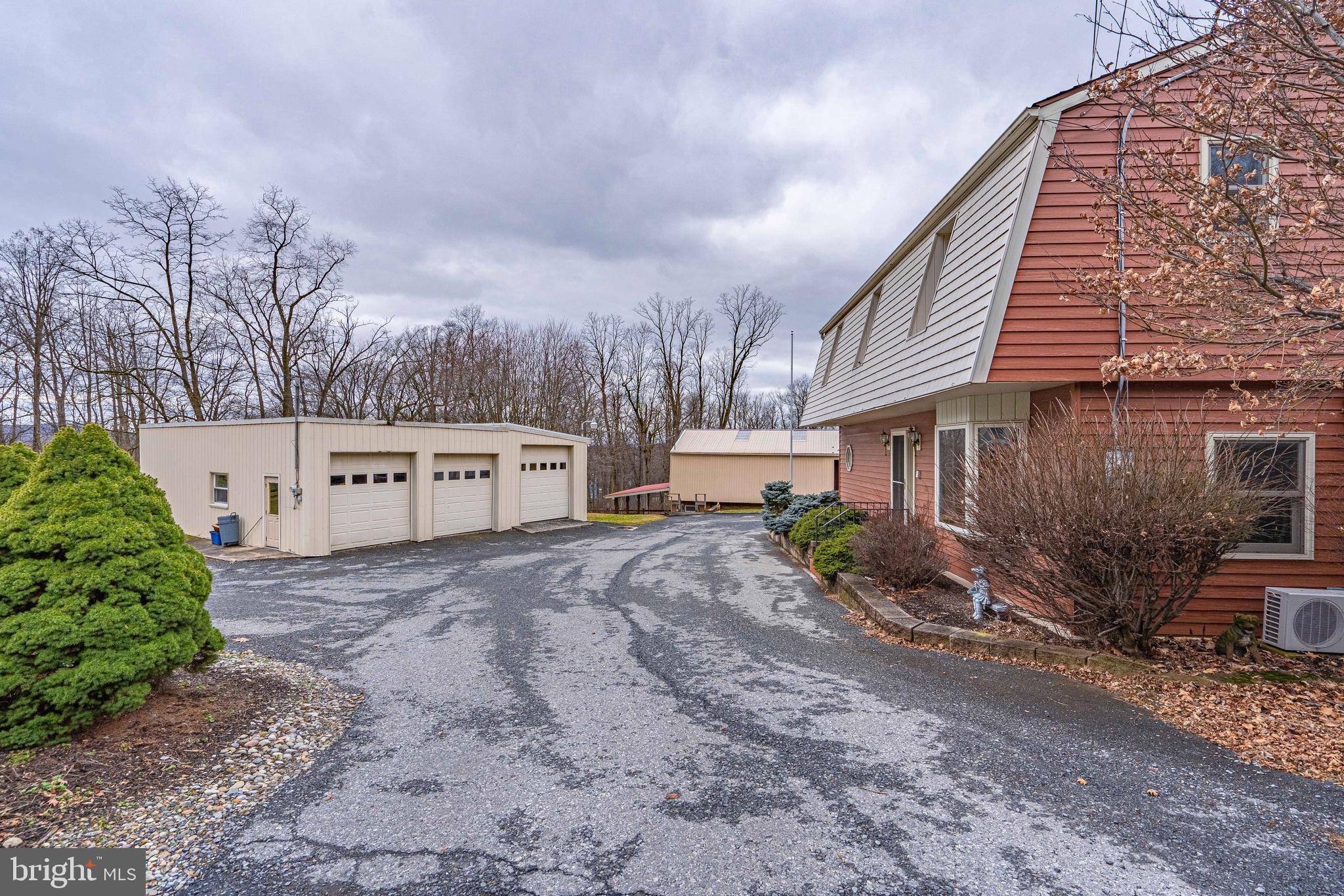 Emmaus, PA 18049,121 WHITE OAK LN