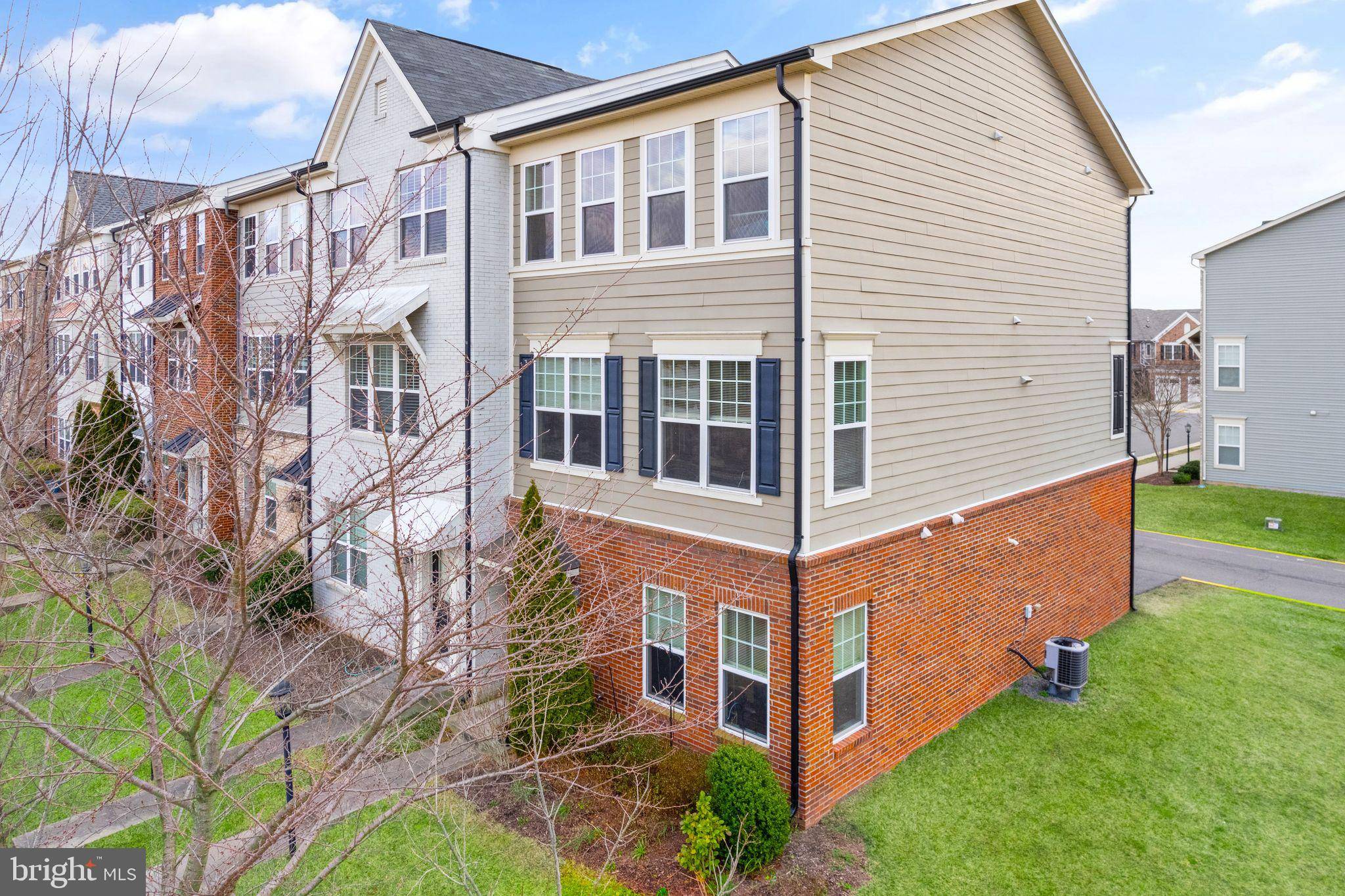 Chantilly, VA 20152,43891 EASTGATE VIEW DR