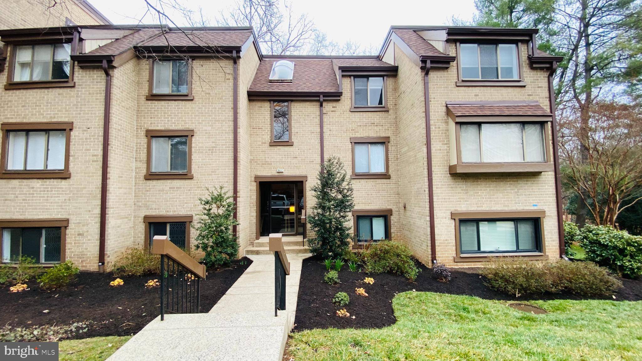 Reston, VA 20190,1637 PARKCREST CIR #100