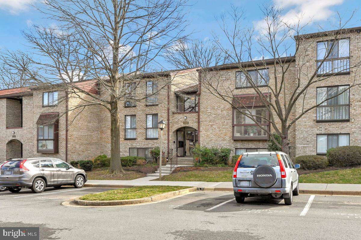 Reston, VA 20191,2050 ROYAL FERN CT #21A