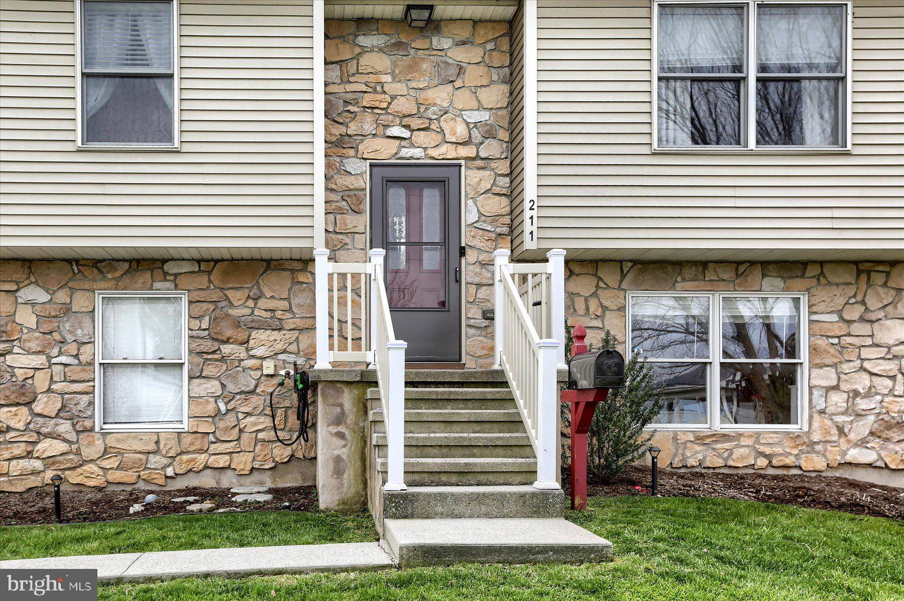 Hummelstown, PA 17036,211 N EAST ST