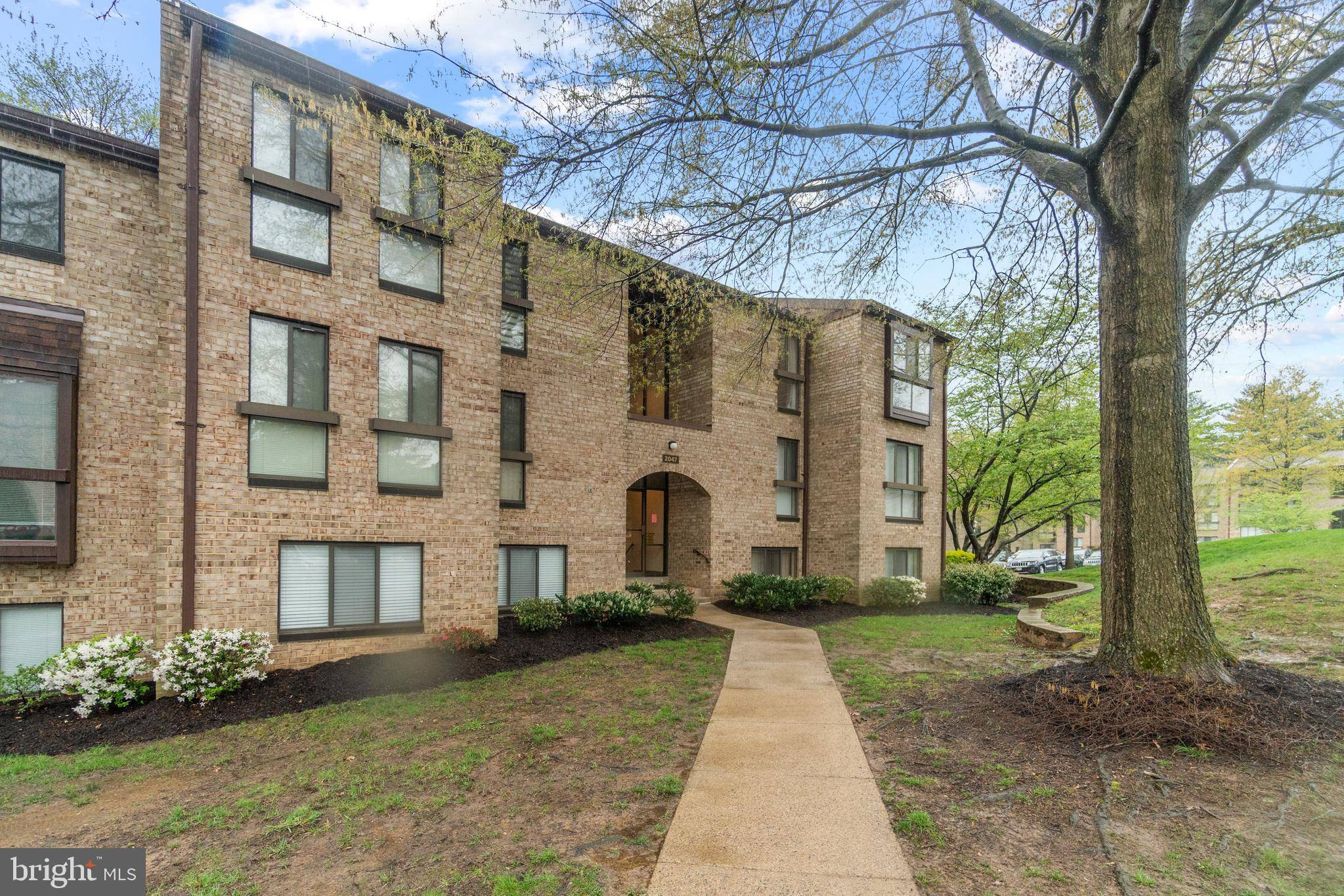 Reston, VA 20191,2047 ROYAL FERN CT #22B