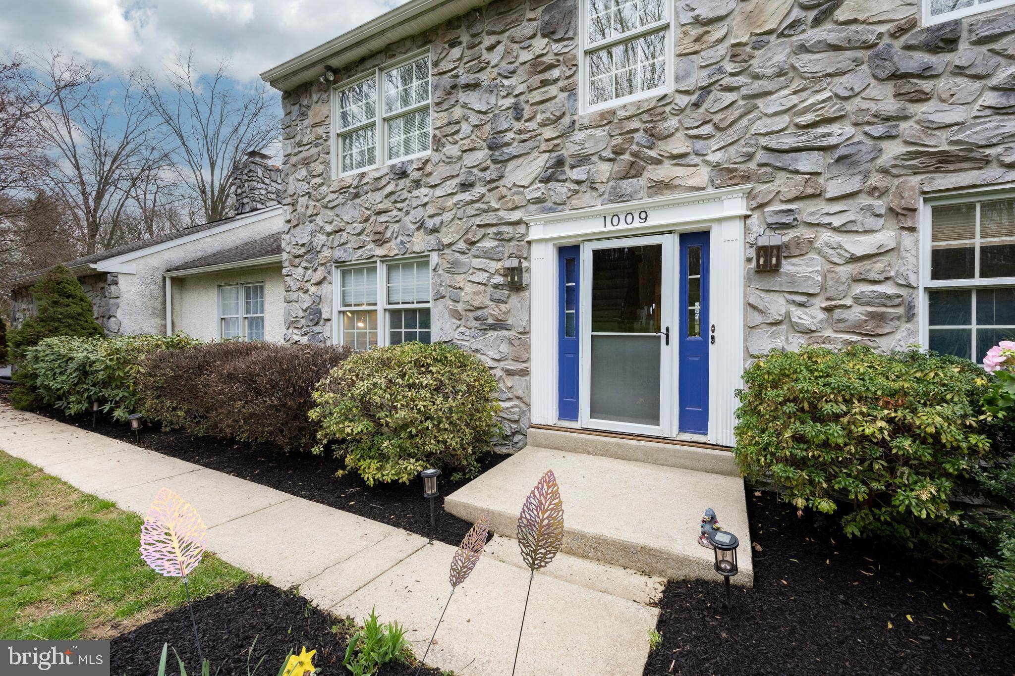 Phoenixville, PA 19460,1009 MEADOW CREST DR