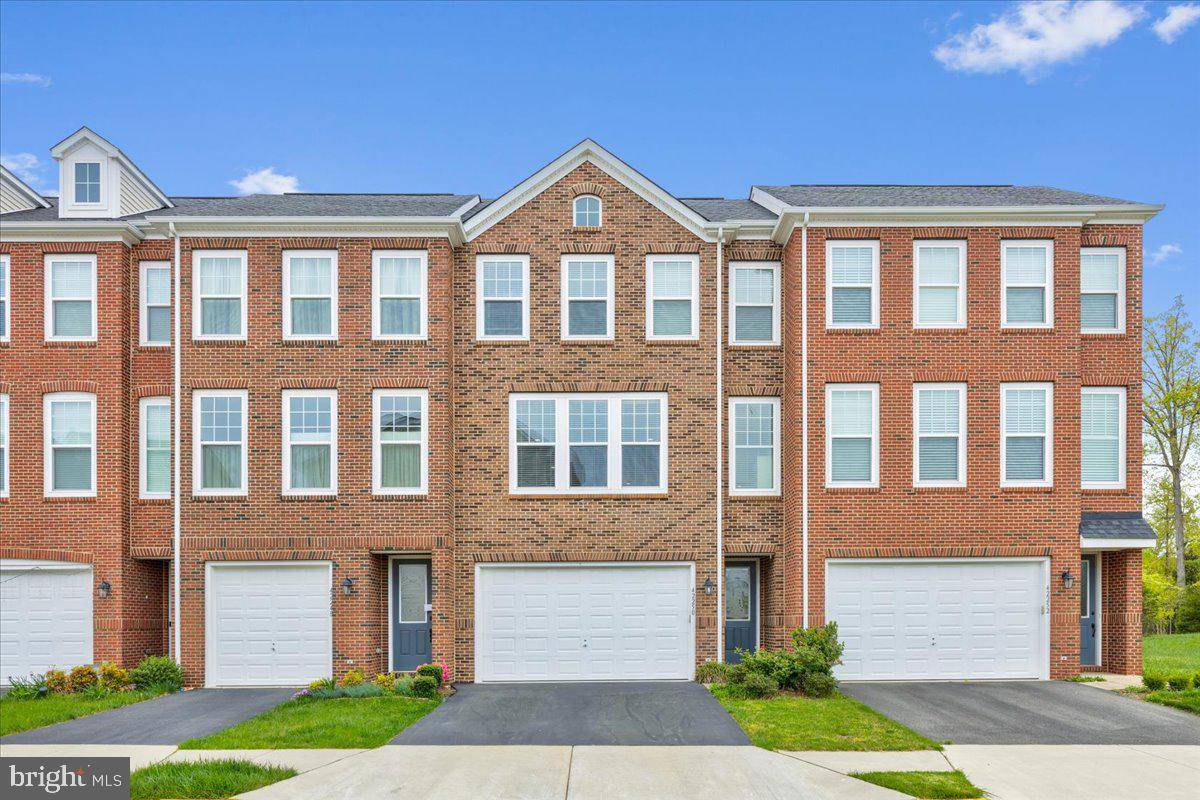 Chantilly, VA 20152,42250 LANCASTER WOODS SQ