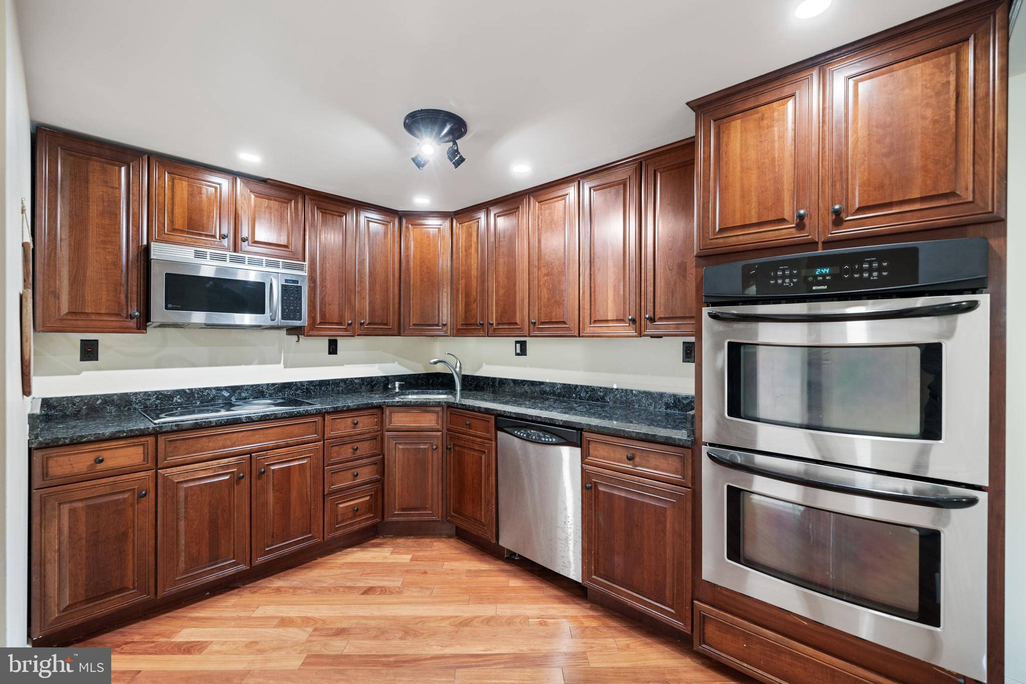 Mclean, VA 22102,7600 TREMAYNE PL #103