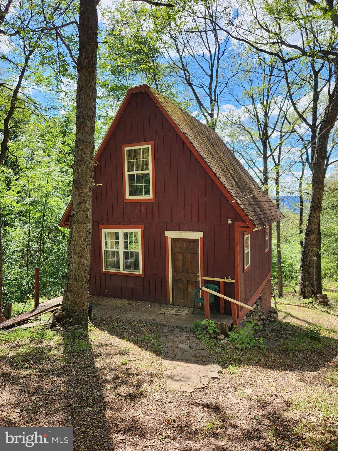 Great Cacapon, WV 25422,689 LONESOME PINE LN