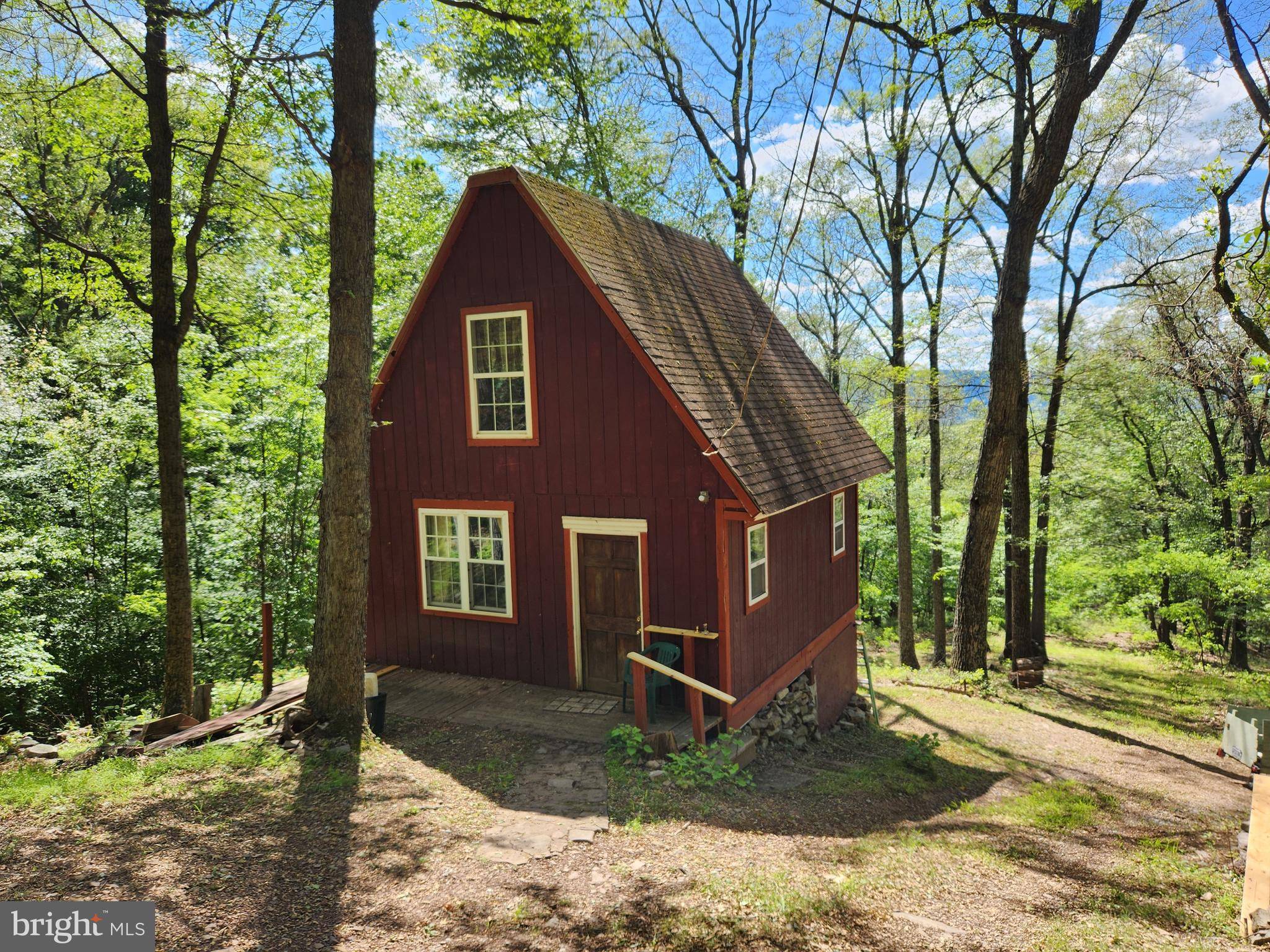 Great Cacapon, WV 25422,689 LONESOME PINE LN