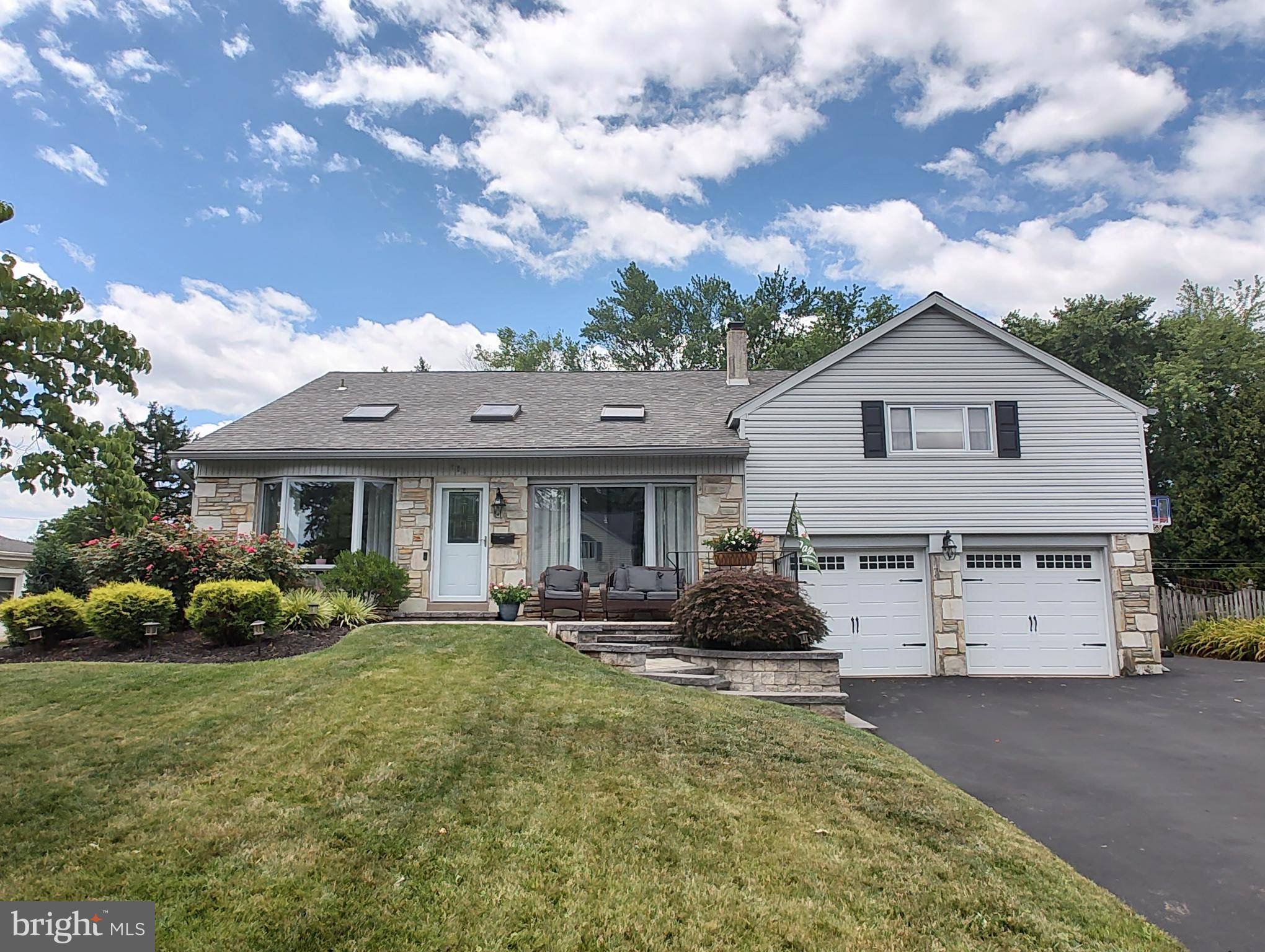 Warminster, PA 18974,798 MEADOWOOD LN