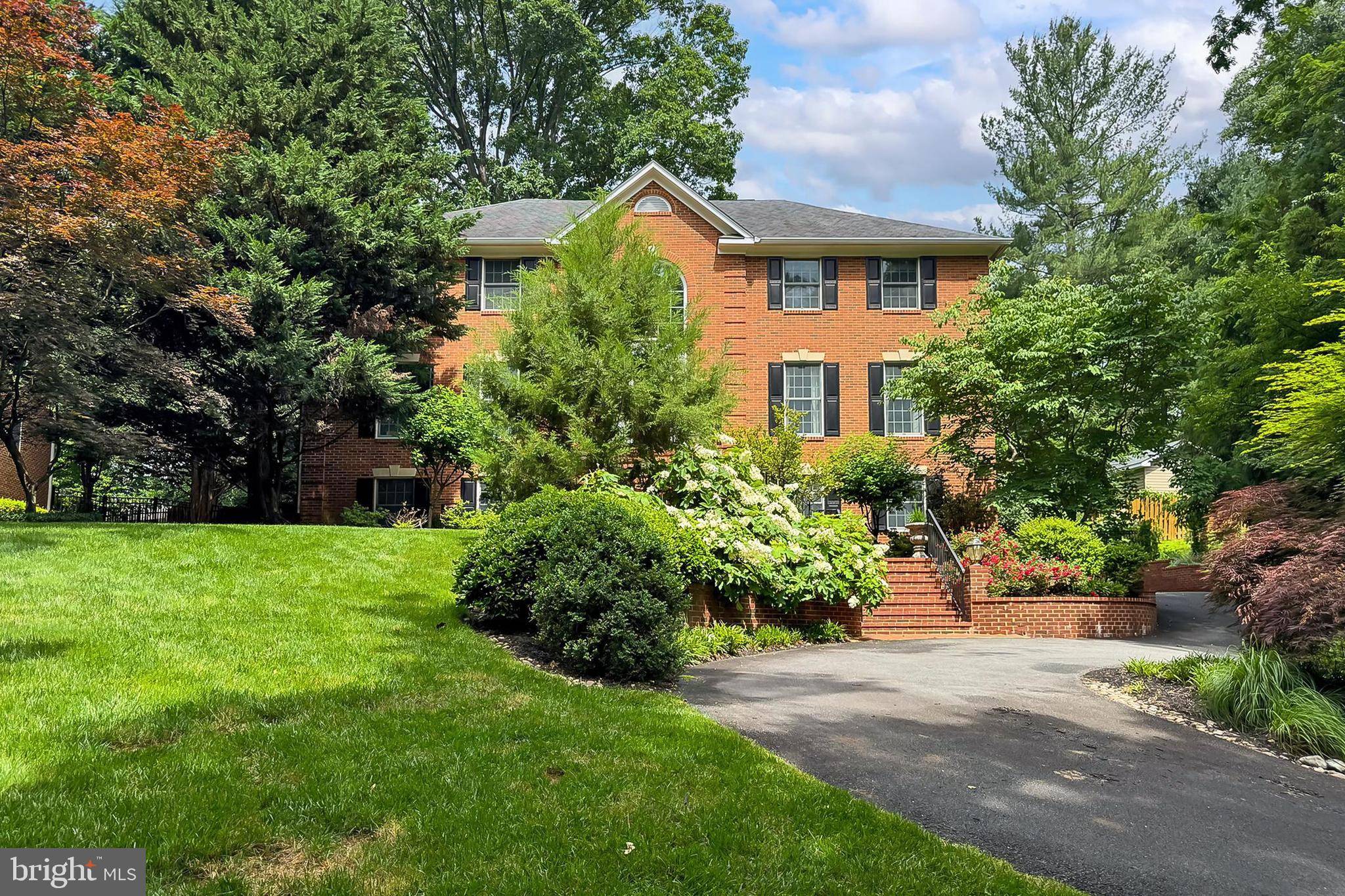 Mclean, VA 22101,1850 VALLEYWOOD RD