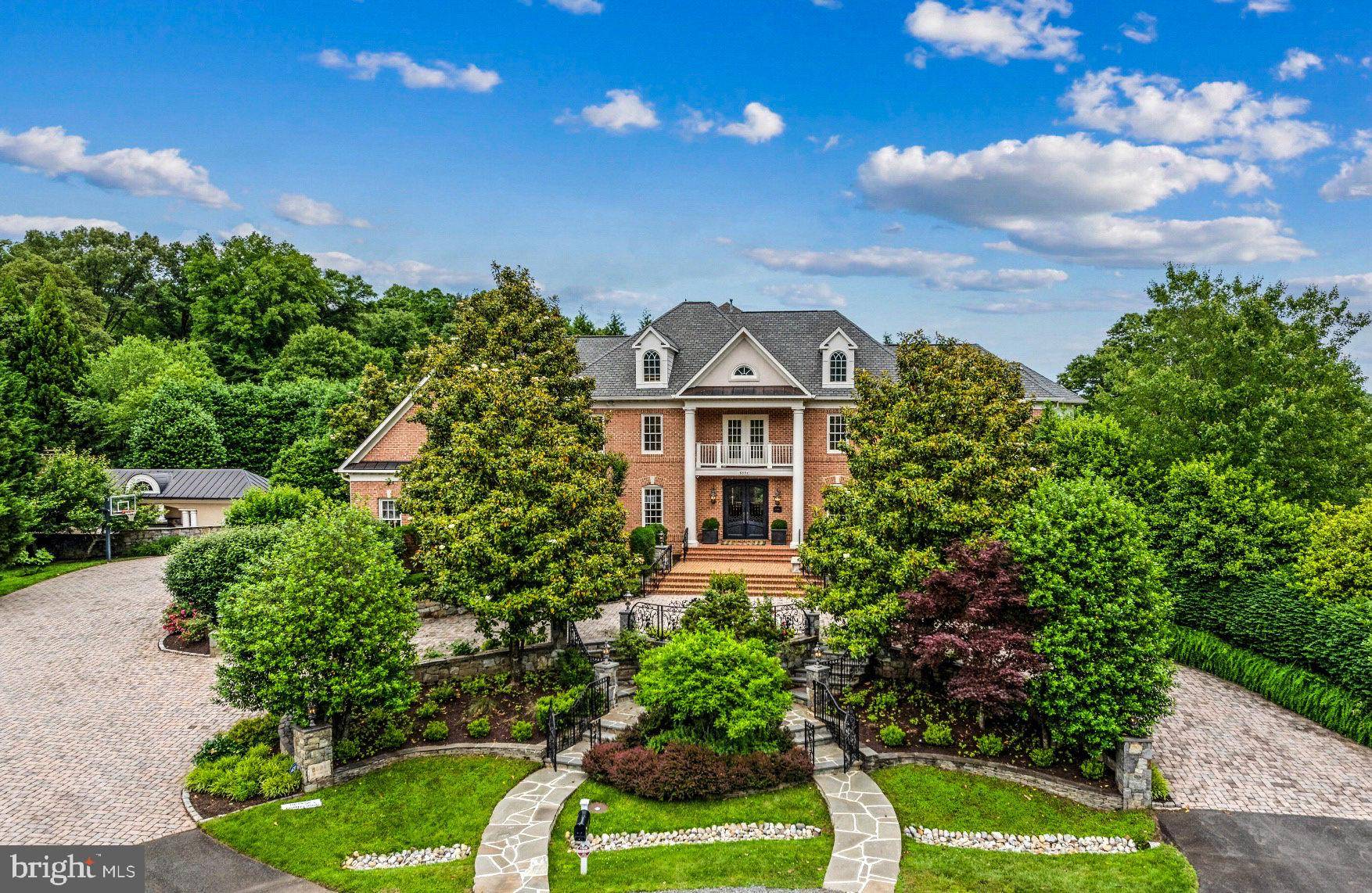 Mclean, VA 22102,8894 WINDY RIDGE WAY