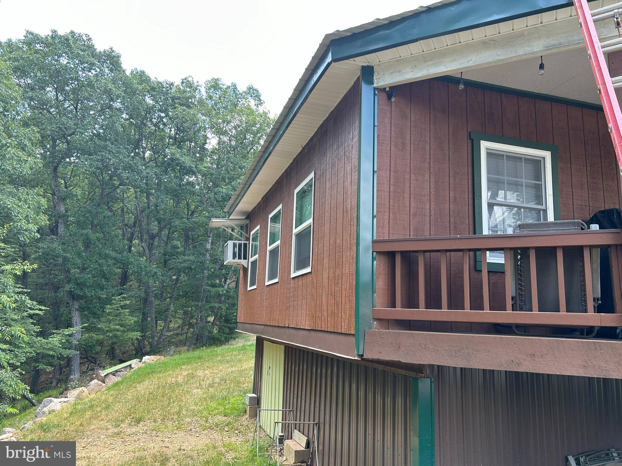 Wardensville, WV 26851,555 YELLOW PINE DR