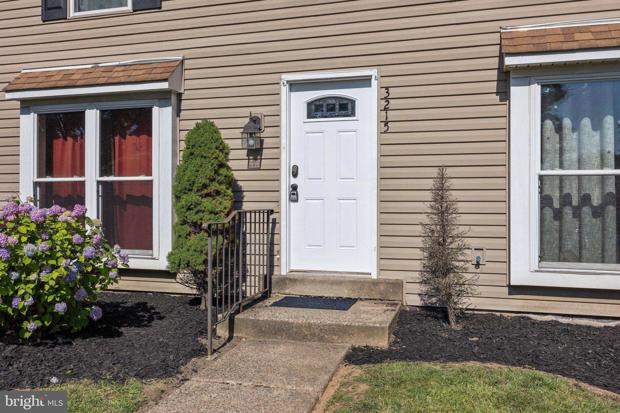 Bensalem, PA 19020,3215 ELLINGTON CT