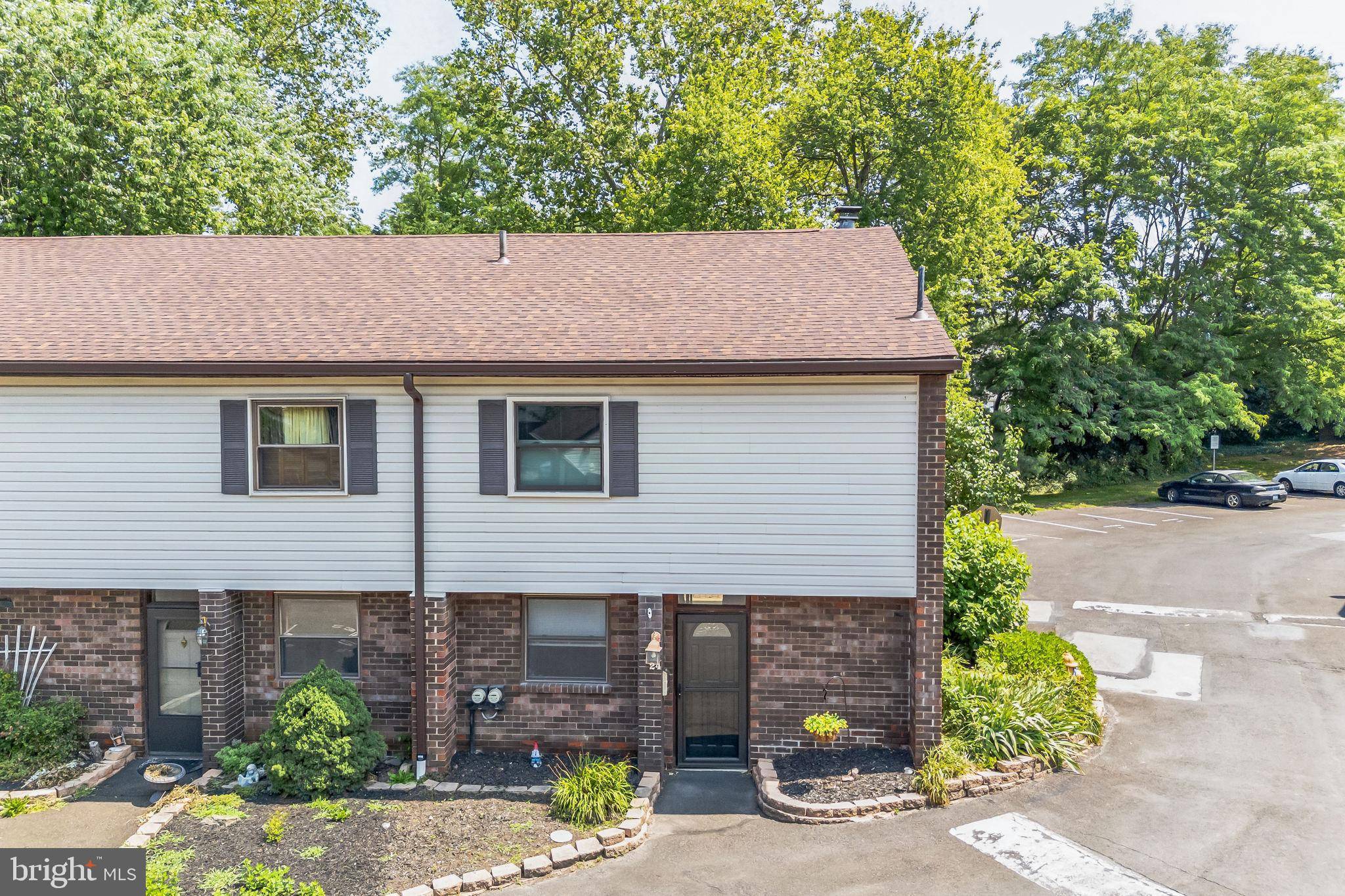 Hatboro, PA 19040,24 VILLAGE PL #24-V