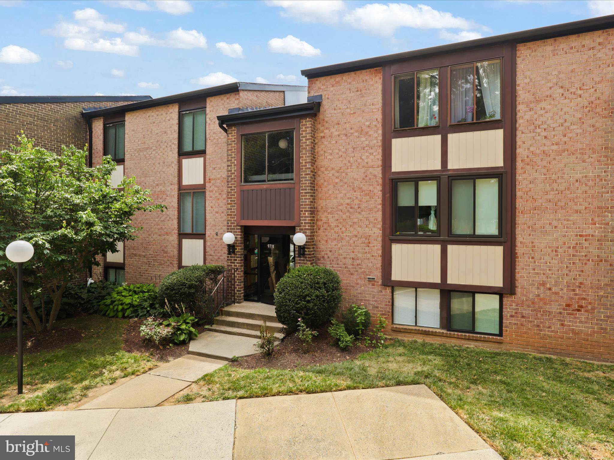 Fairfax, VA 22031,9711 KINGS CROWN CT #101