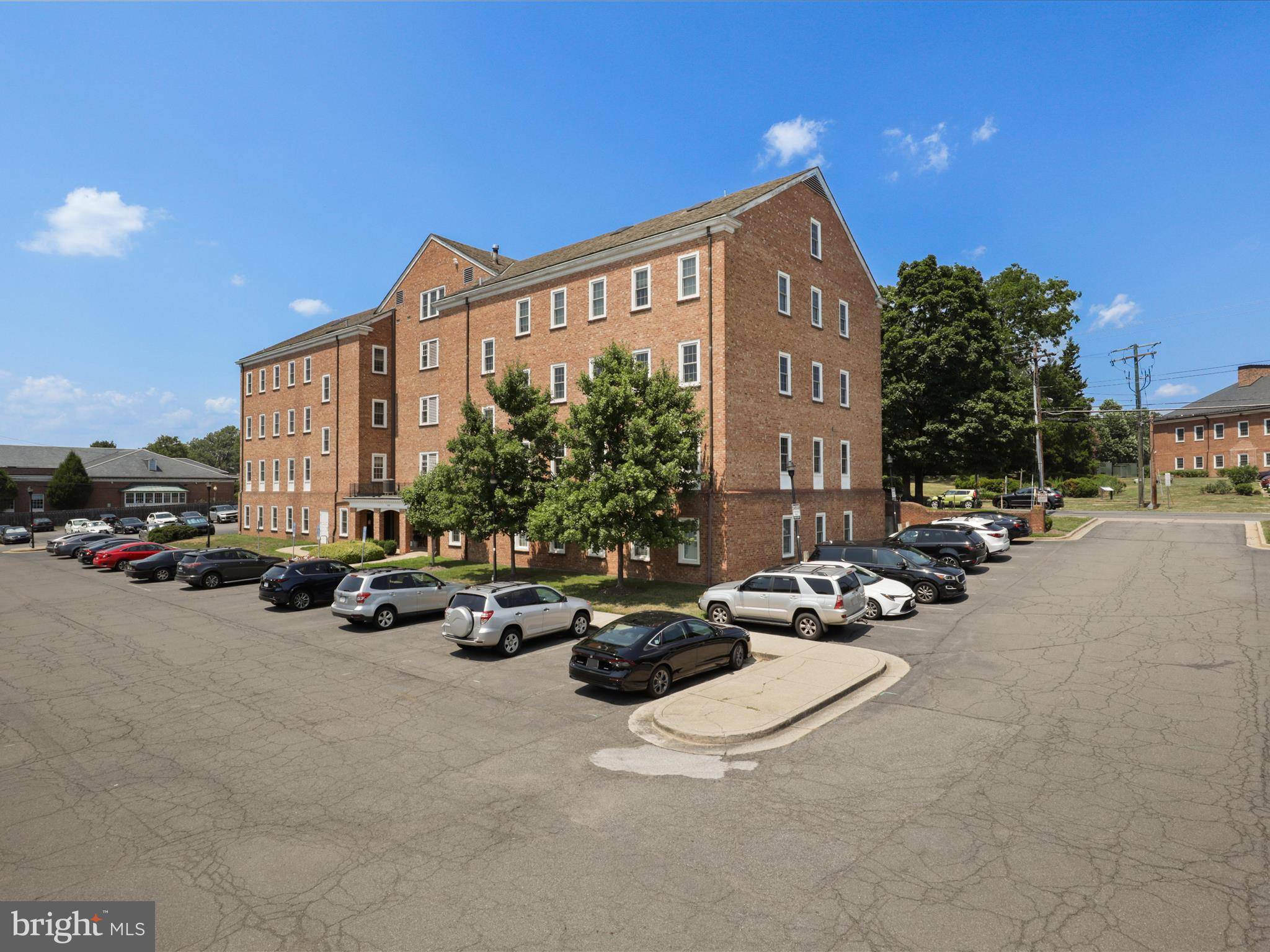 Falls Church, VA 22046,313 PARK AVE #203