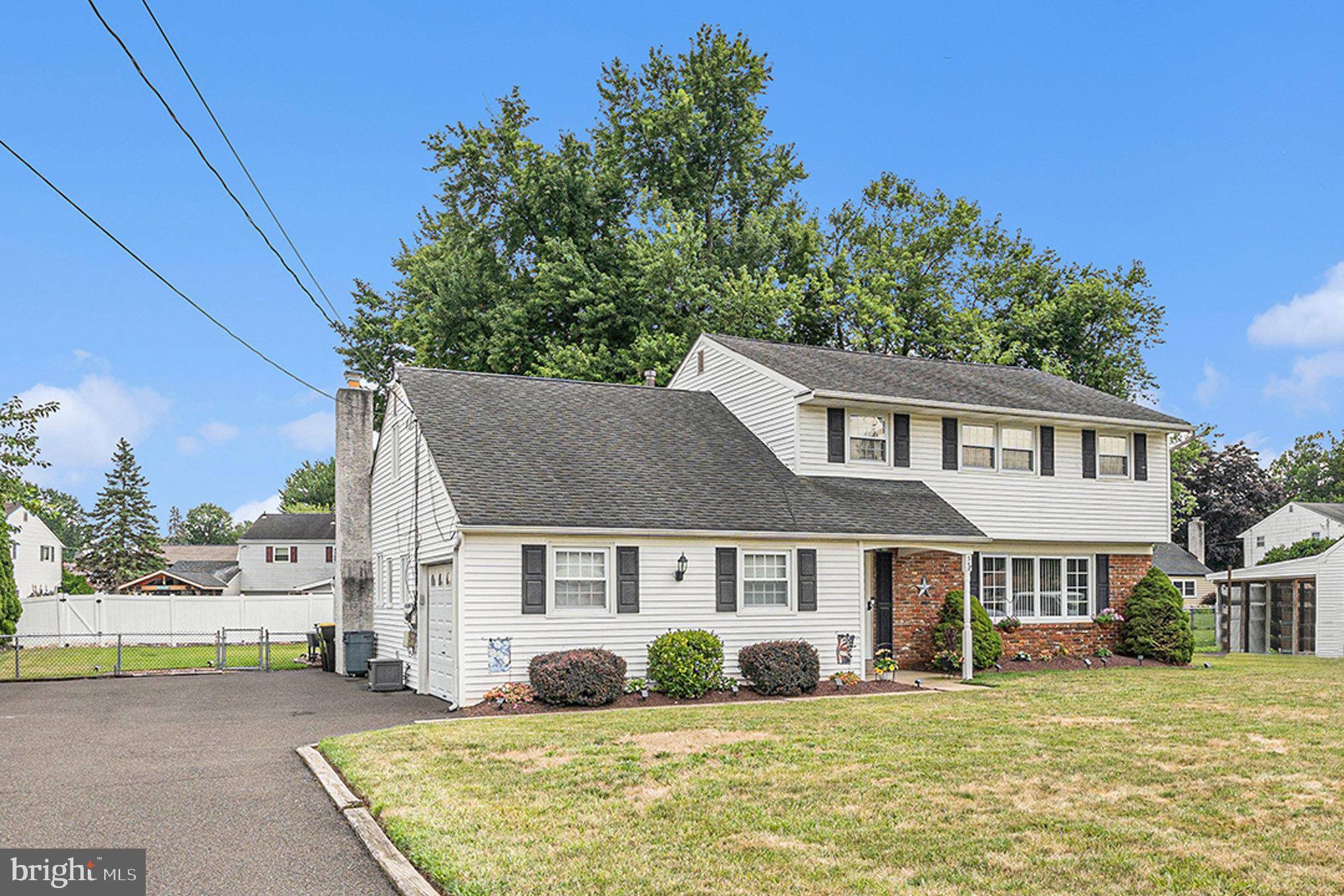 Hatboro, PA 19040,35 LATCHSTRING LN