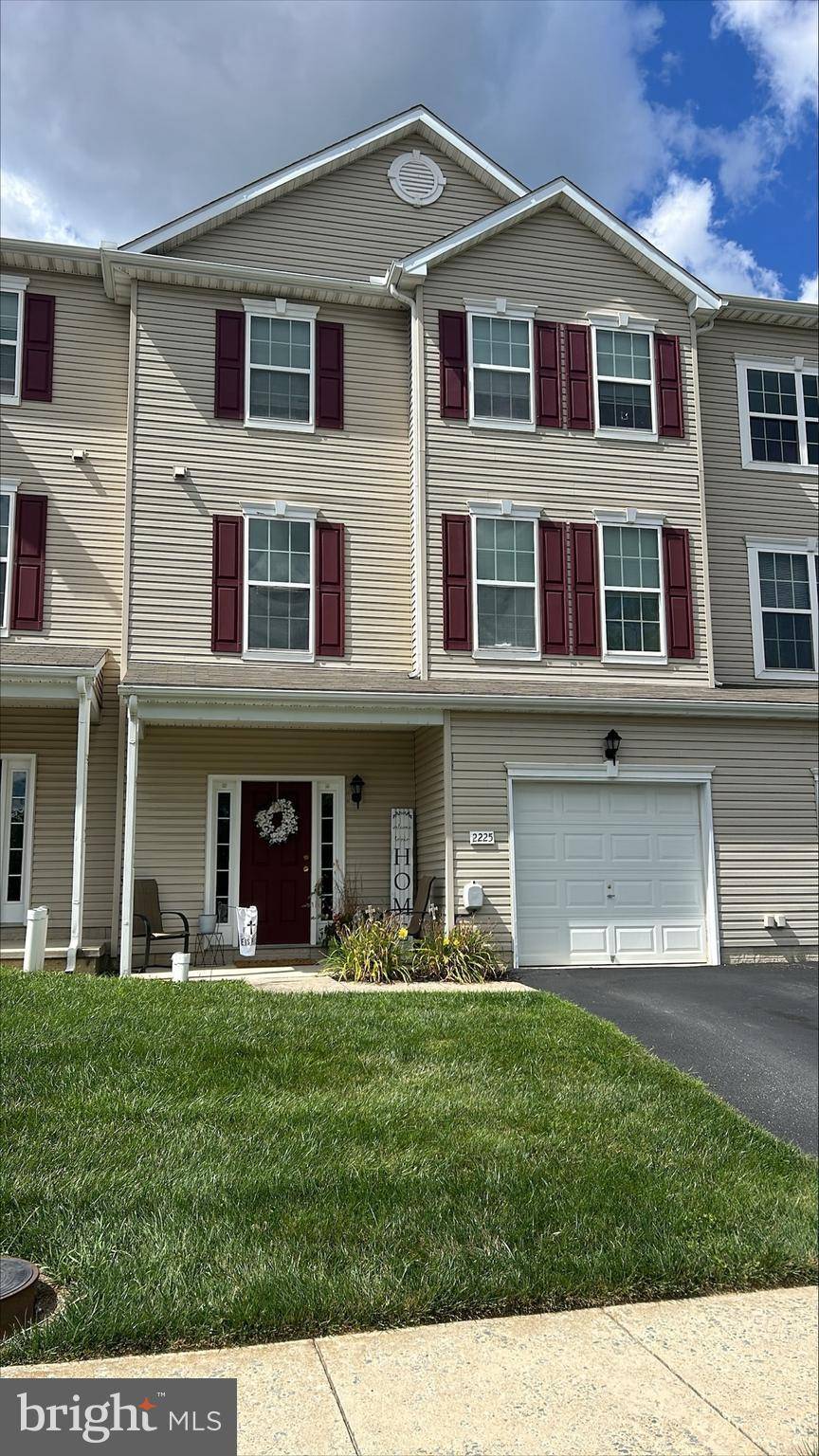 York, PA 17406,2225 LIVE OAK LN #2225