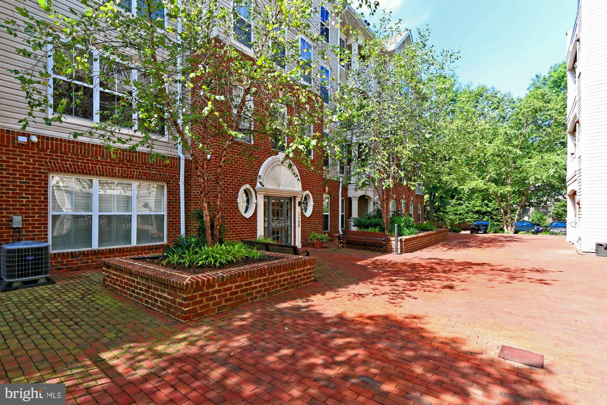 Alexandria, VA 22304,5108 DONOVAN DR #405