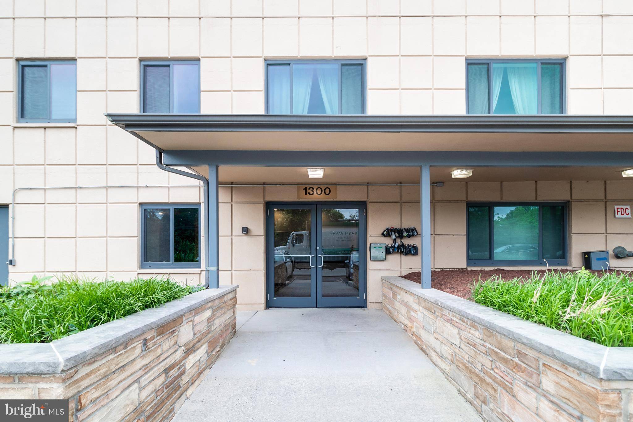 Arlington, VA 22202,1300 S ARLINGTON RIDGE RD #203