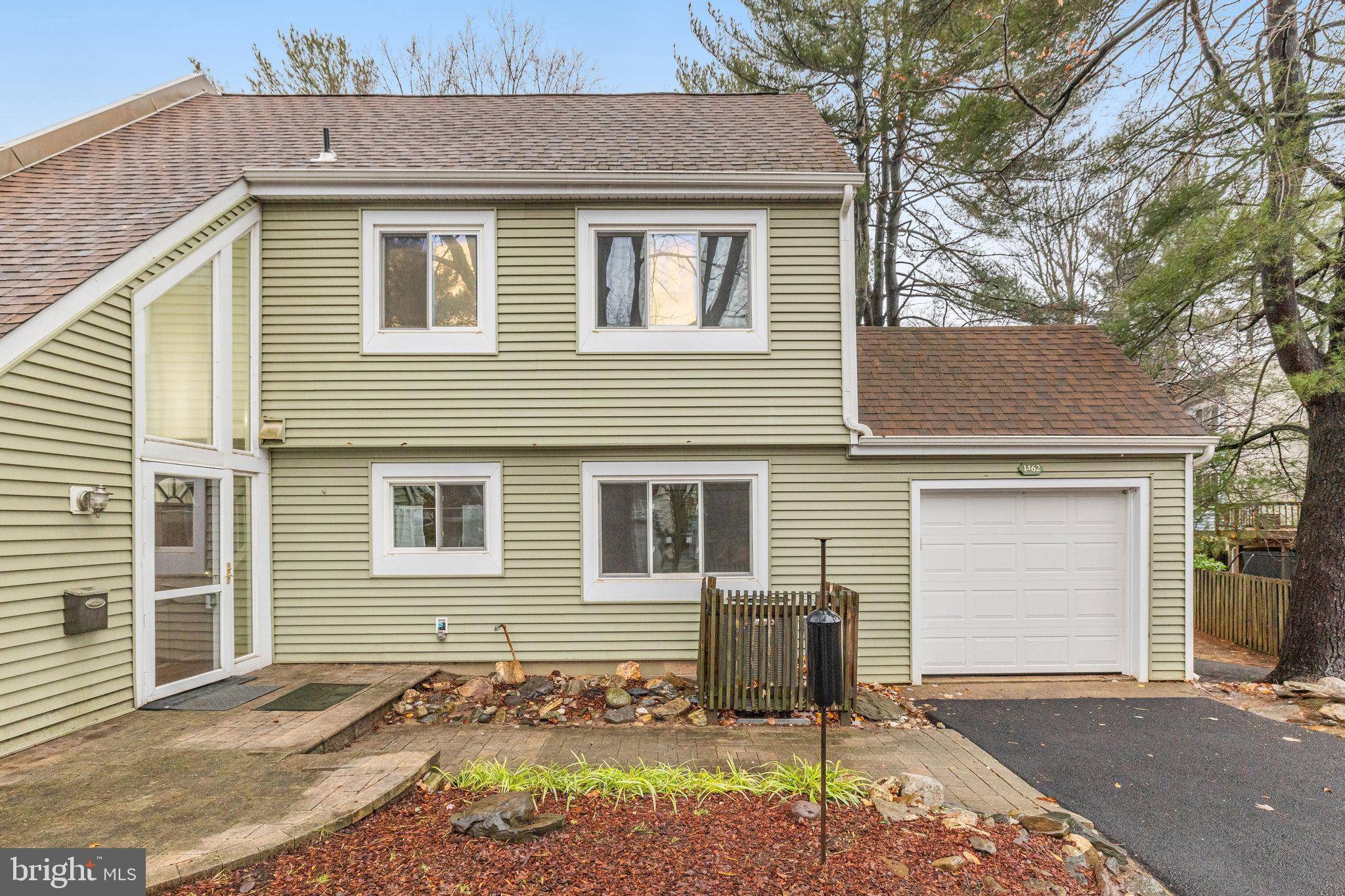 Reston, VA 20190,1462 ROUNDLEAF CT