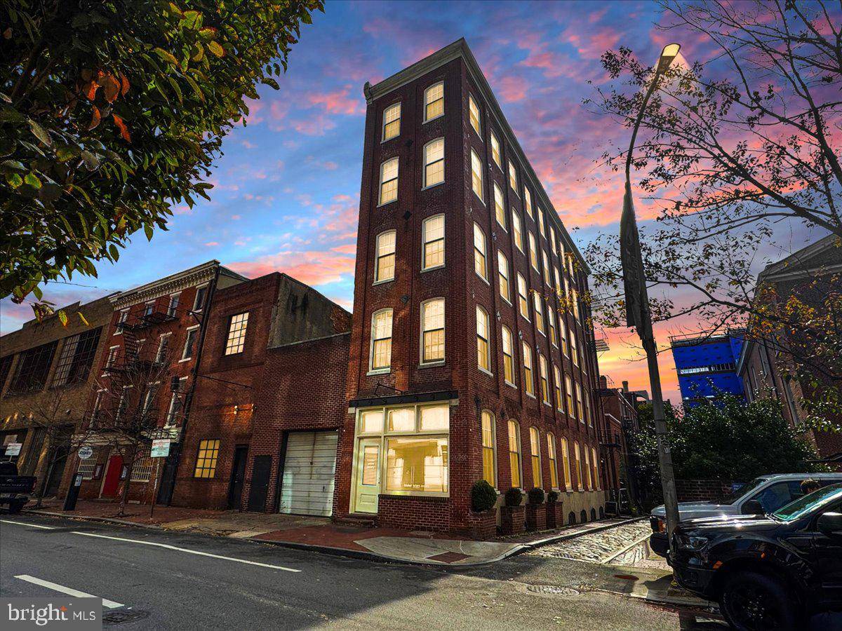 Philadelphia, PA 19106,320 RACE ST #1