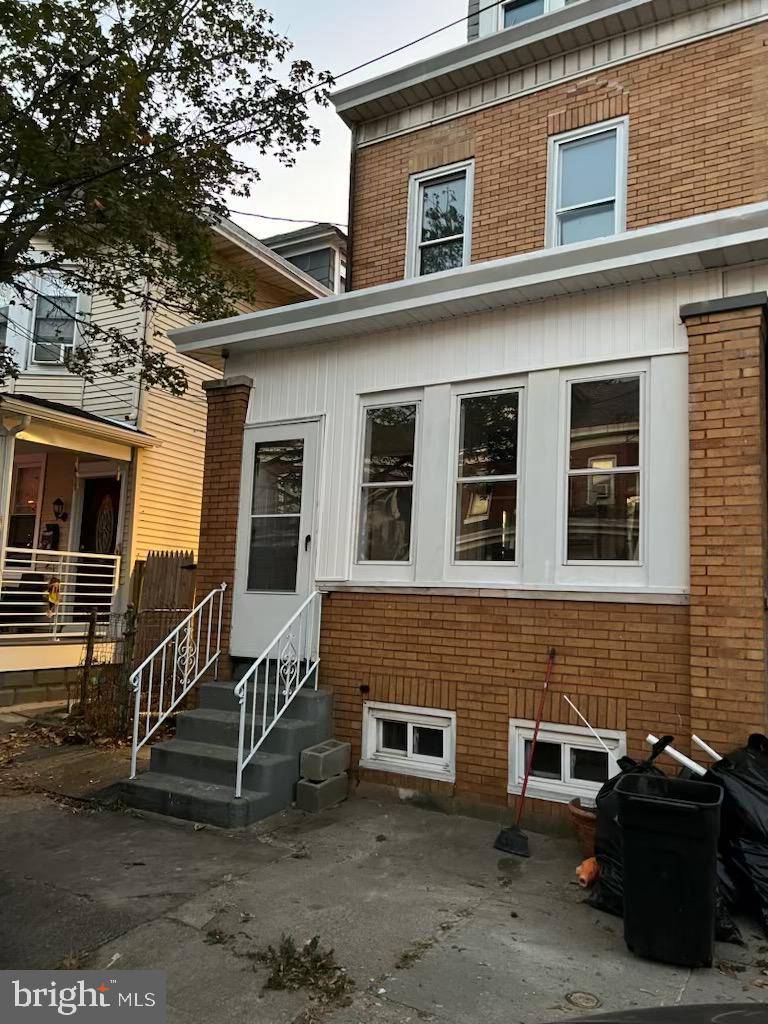 Trenton, NJ 08611,147 BARNT AVE