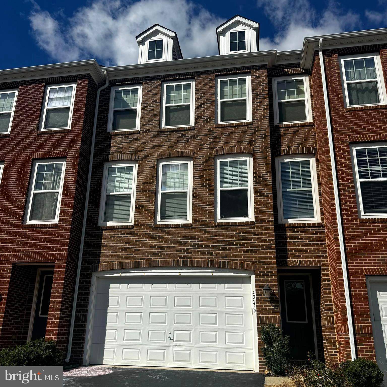 Chantilly, VA 20152,42239 LANCASTER WOODS SQ