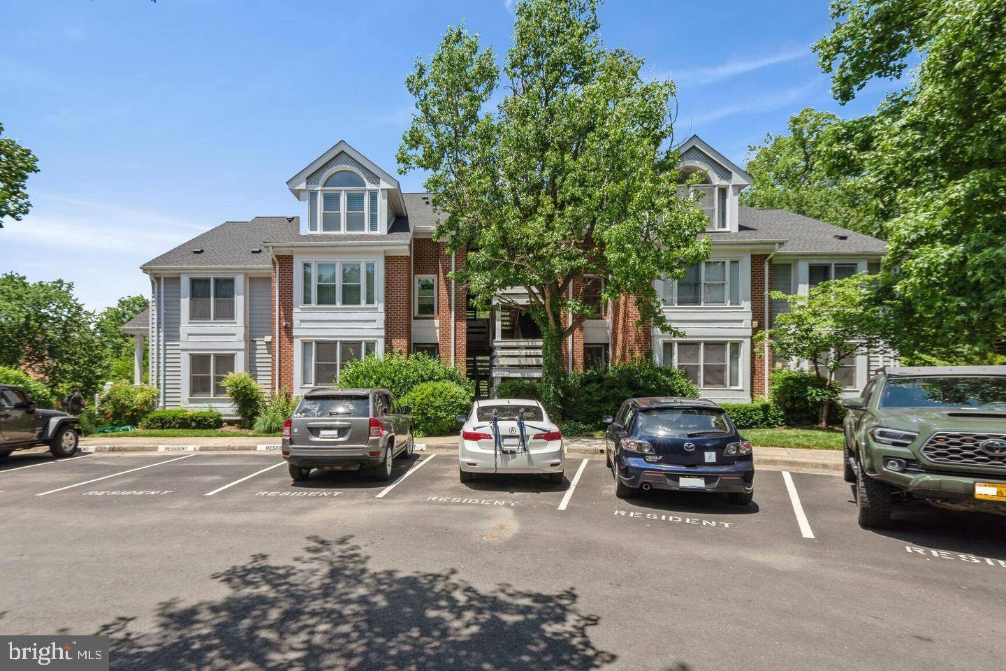 Falls Church, VA 22042,7592-A LAKESIDE VILLAGE DR #7592A