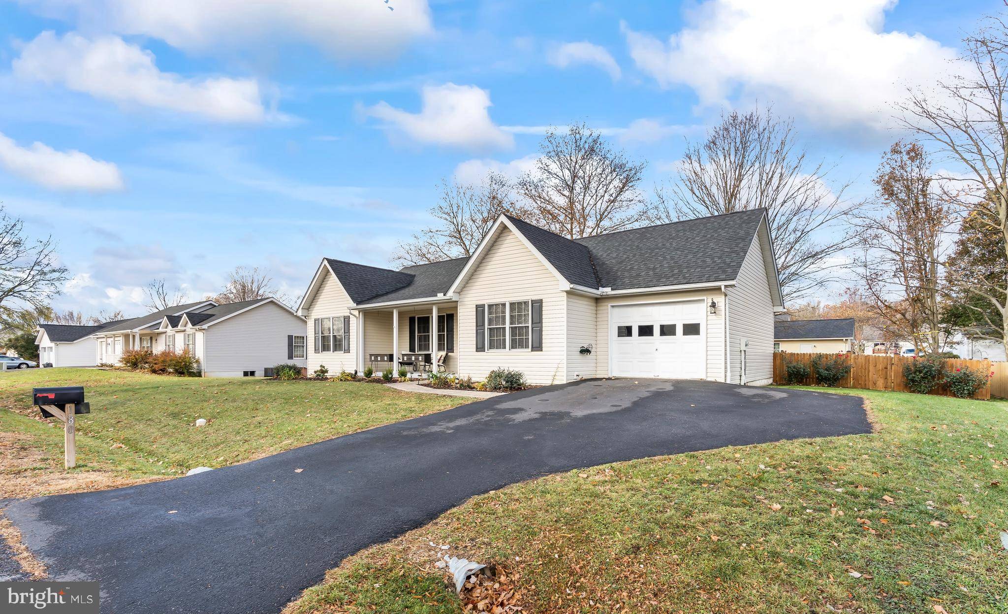 Falling Waters, WV 25419,180 AMBLER LN