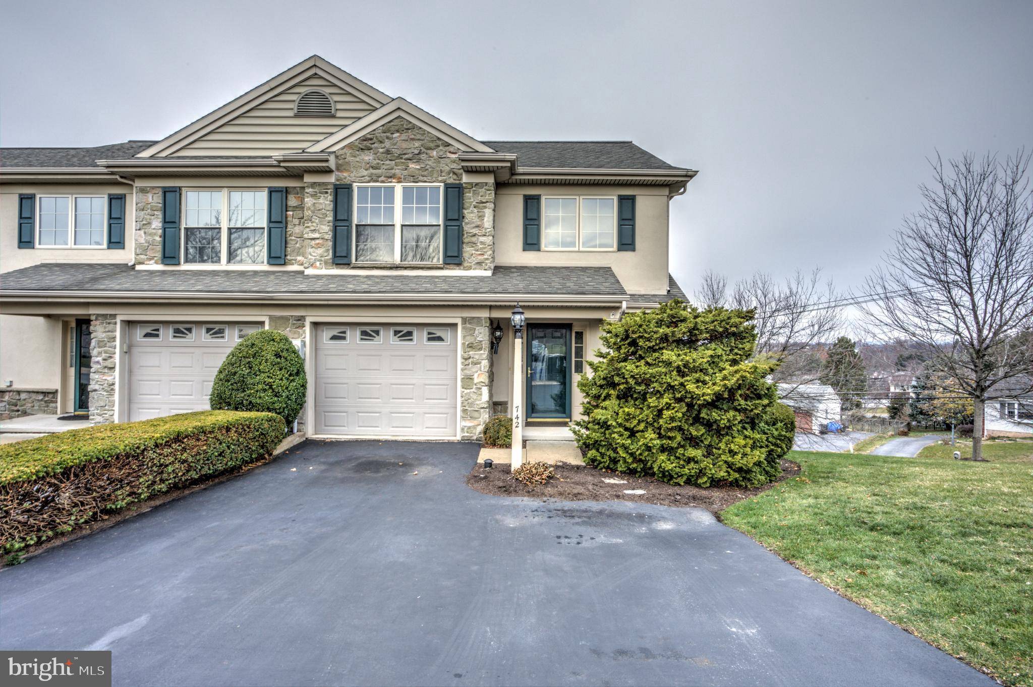 Lancaster, PA 17601,742 SKYWALK LN