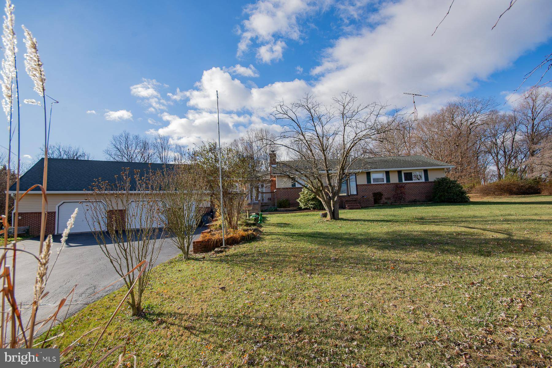 Falling Waters, WV 25419,115 DOVE LN