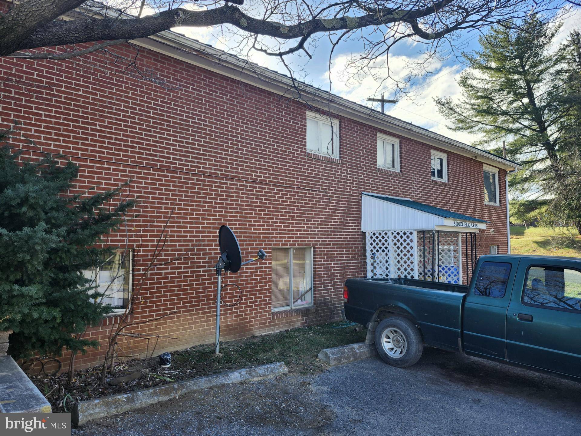 Romney, WV 26757,318 ELK PL