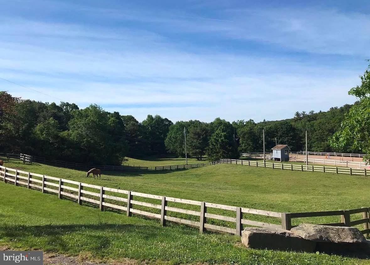 Cresco, PA 18326,122 BARN SWALLOW LN