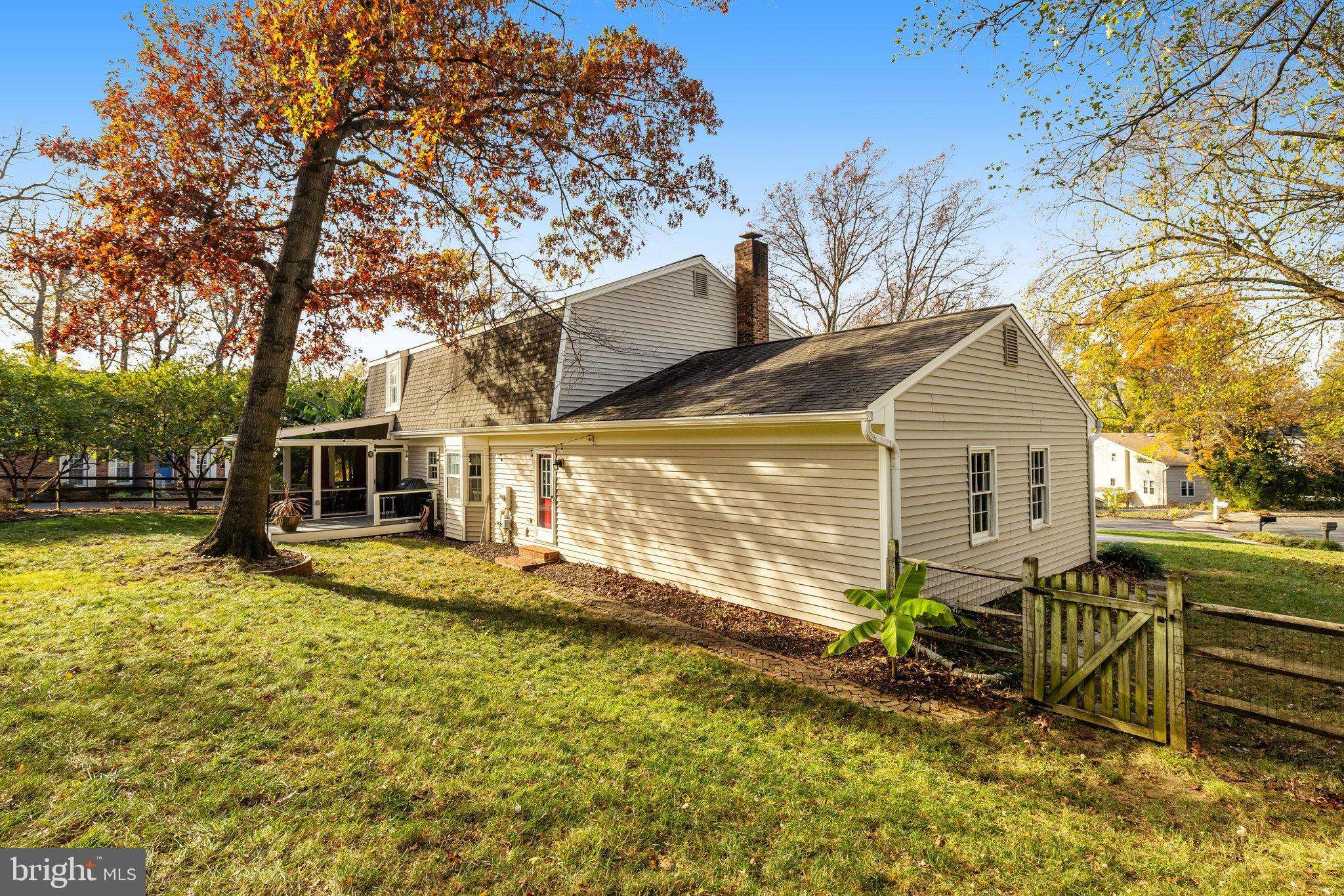 Vienna, VA 22180,608 SIDELING CT NE