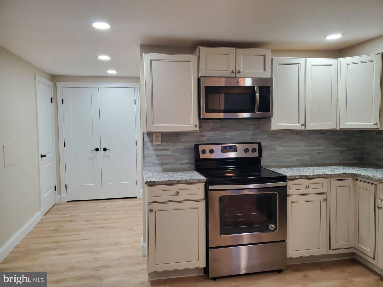 Gaithersburg, MD 20886,9763 HELLINGLY PL #9