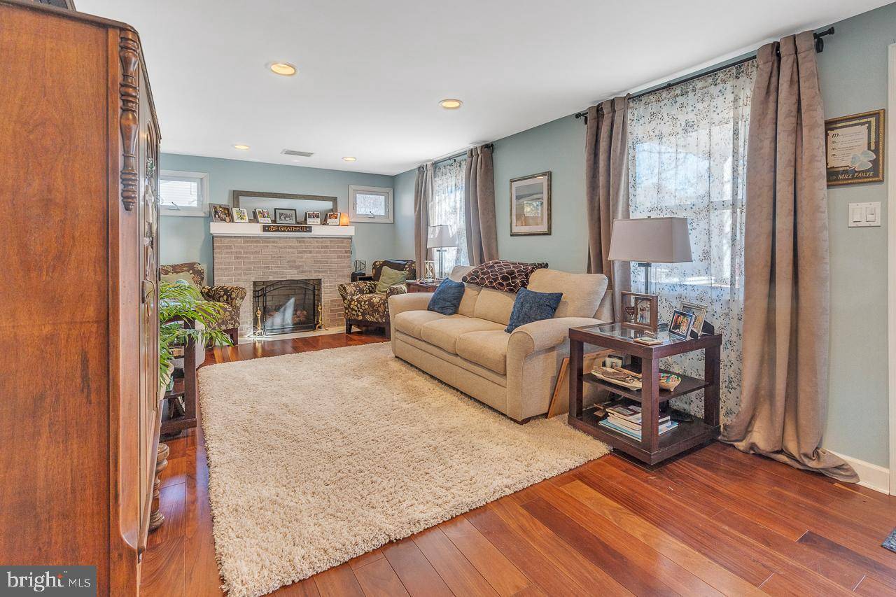 Manahawkin, NJ 08050,242 CENTER ST