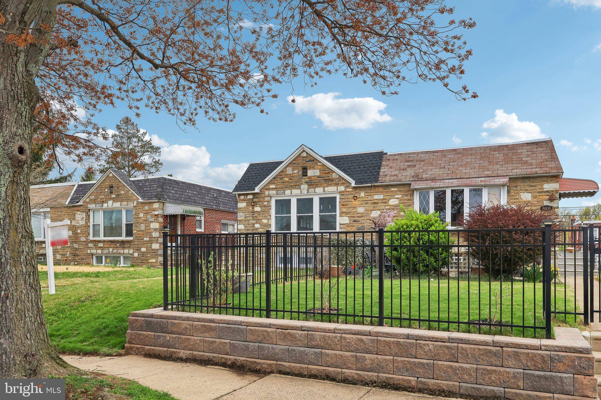 Philadelphia, PA 19152,8606 FRONTENAC ST