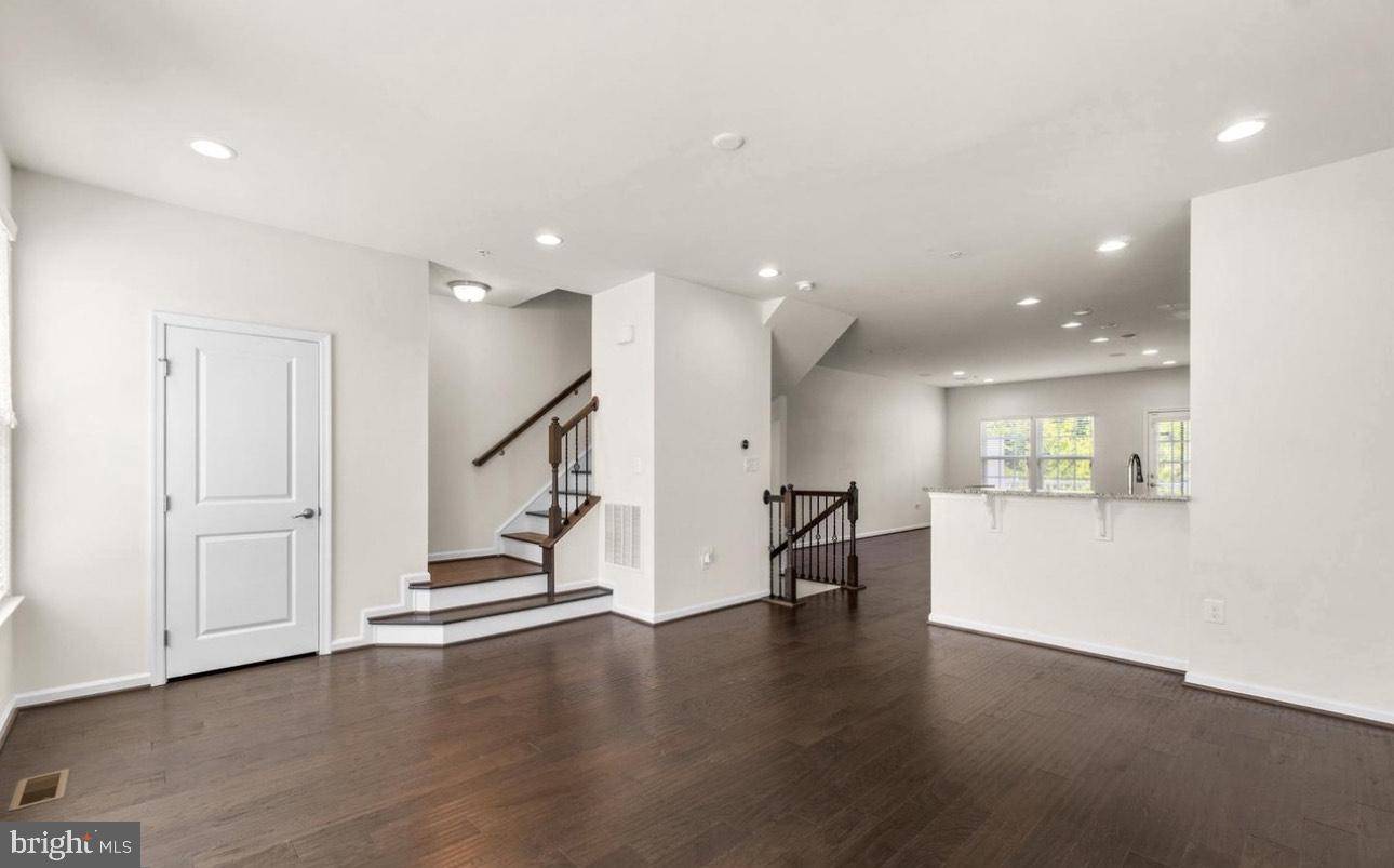 Elkridge, MD 21075,7302 FREEBIRD LN