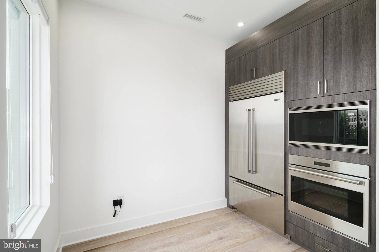 Philadelphia, PA 19106,142 S FRONT ST