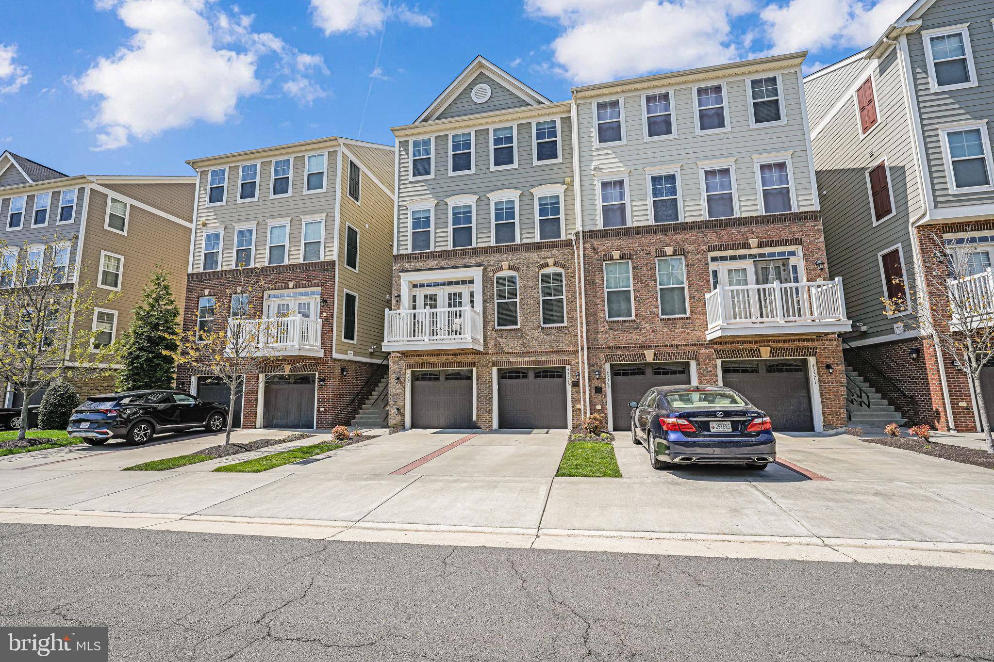 Chantilly, VA 20152,43373 TOWN GATE SQ