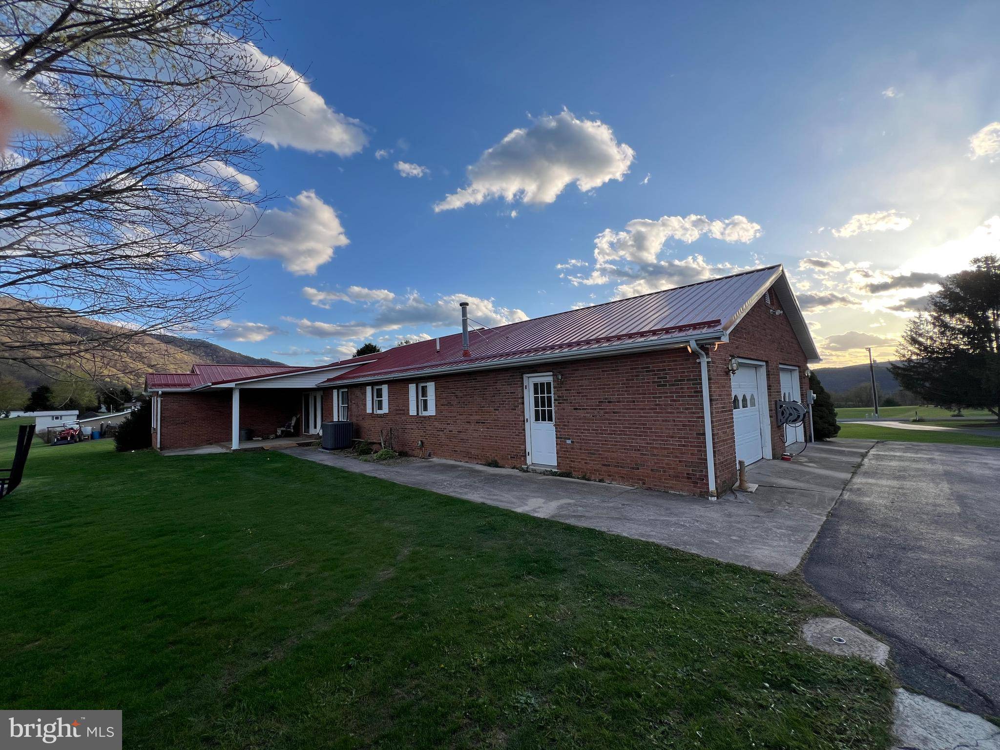 Moorefield, WV 26836,160 HILLTOP LN