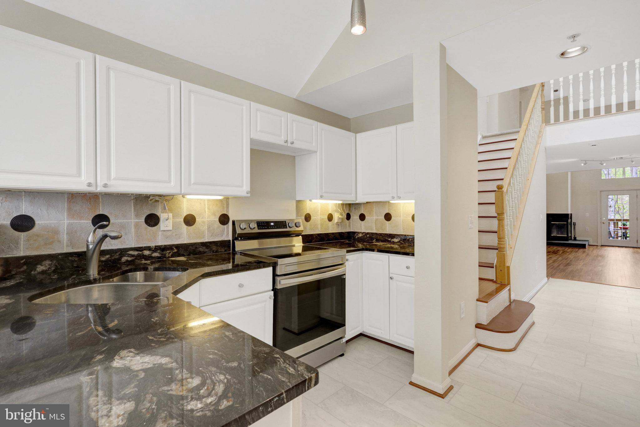 Occoquan, VA 22125,323 OVERLOOK DR #323