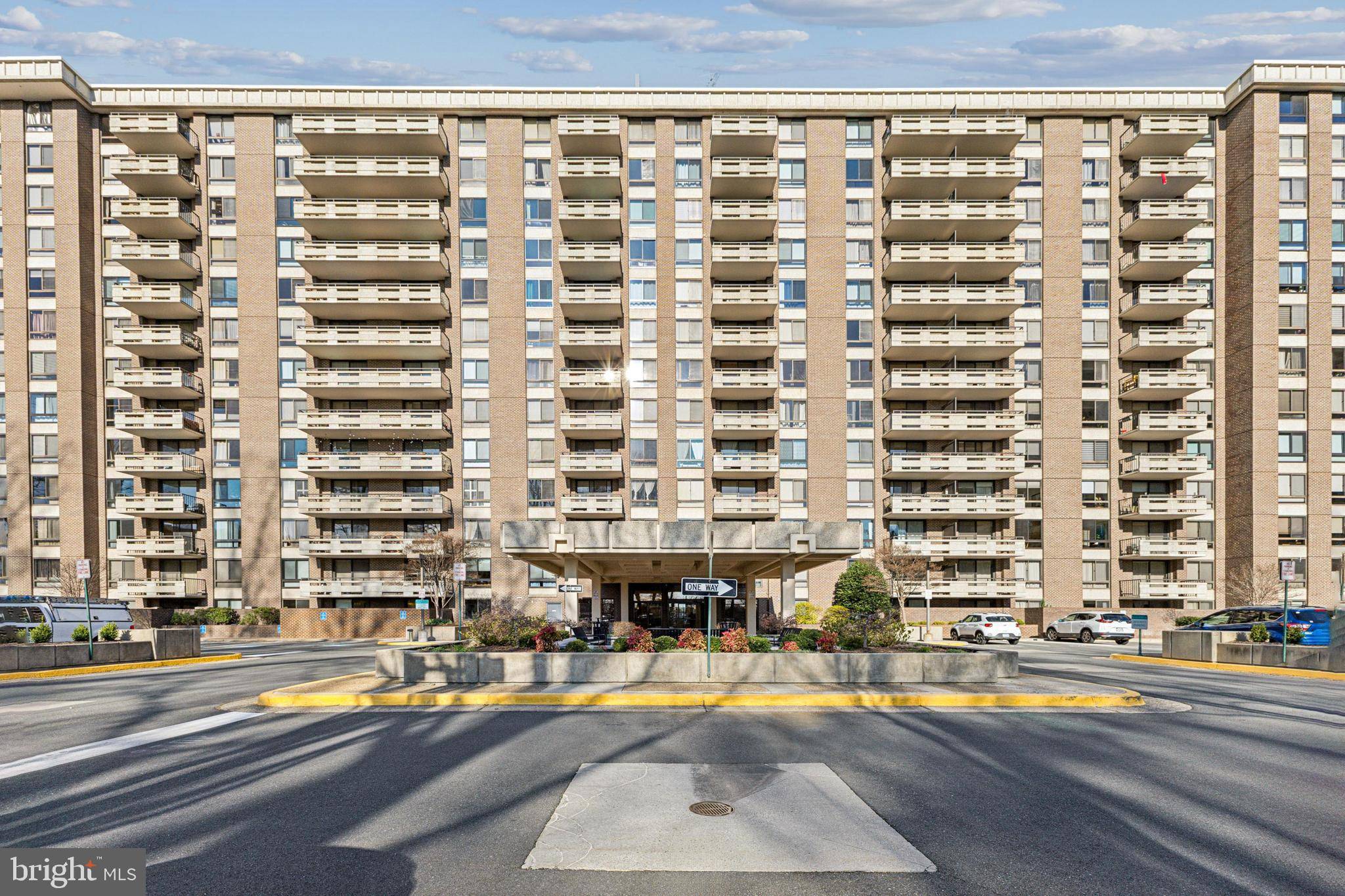 Mclean, VA 22102,1808 OLD MEADOW RD #810