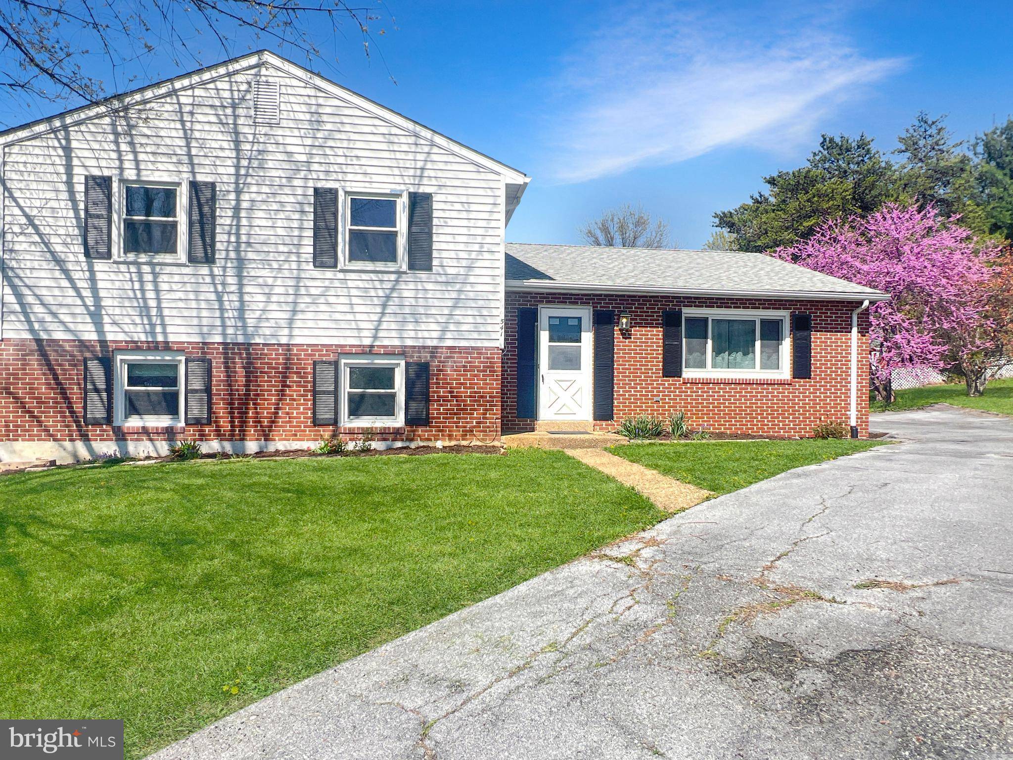 Charles Town, WV 25414,541 RIDER CT