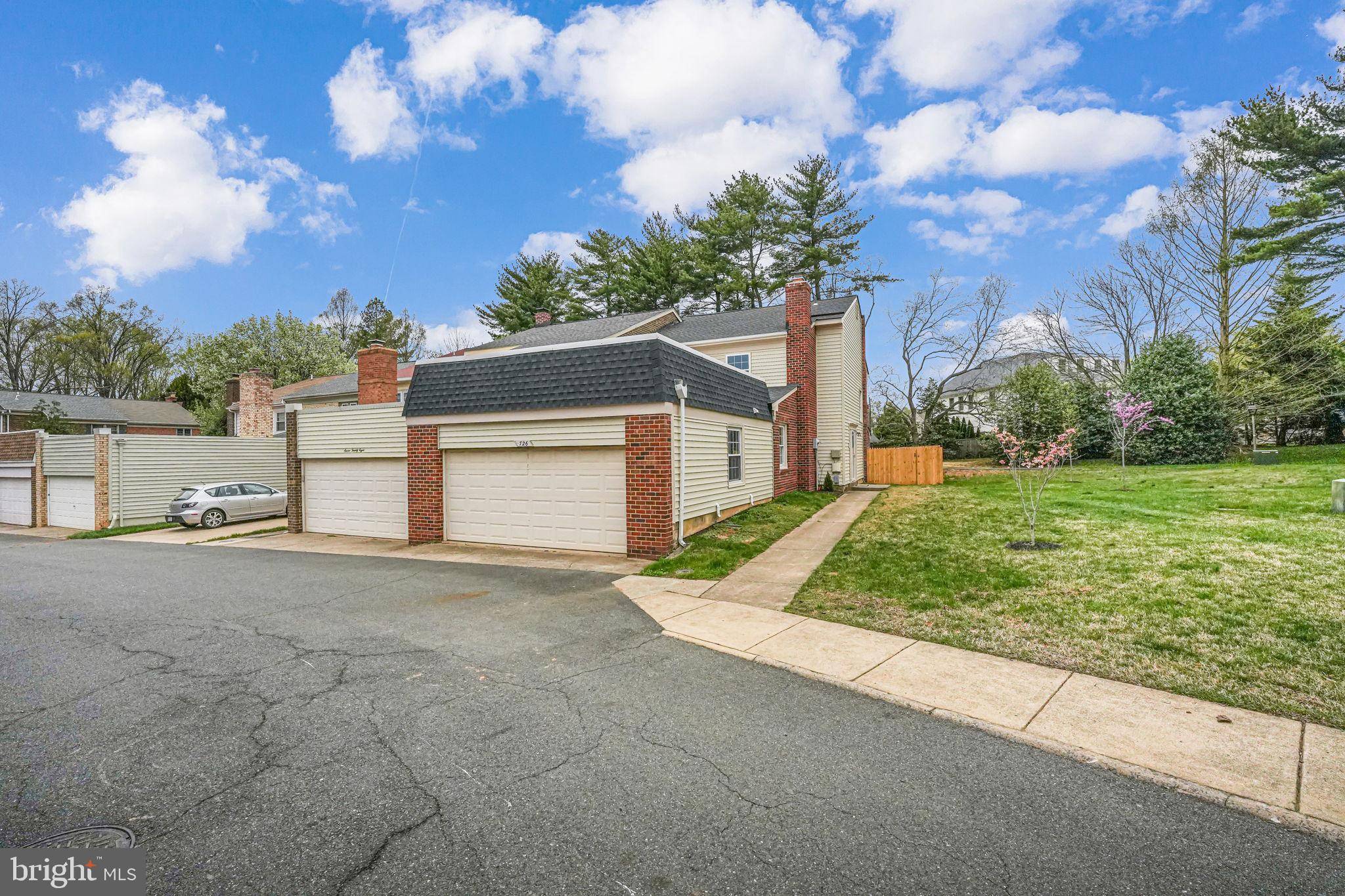 Vienna, VA 22180,726 HUNTER CT SW
