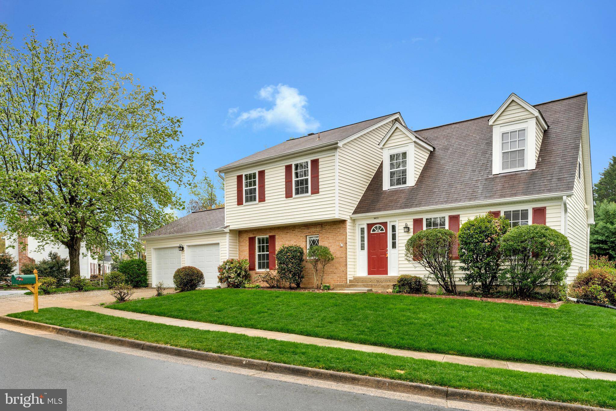 Vienna, VA 22181,9921 COURTHOUSE WOODS CT