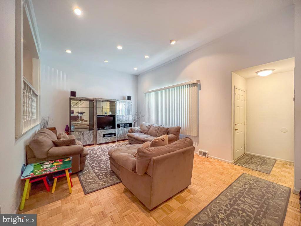 Langhorne, PA 19053,426 LAKEVIEW CT
