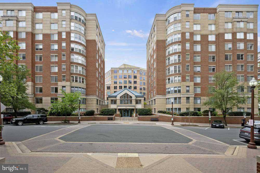 Arlington, VA 22203,3830 9TH ST N #208W